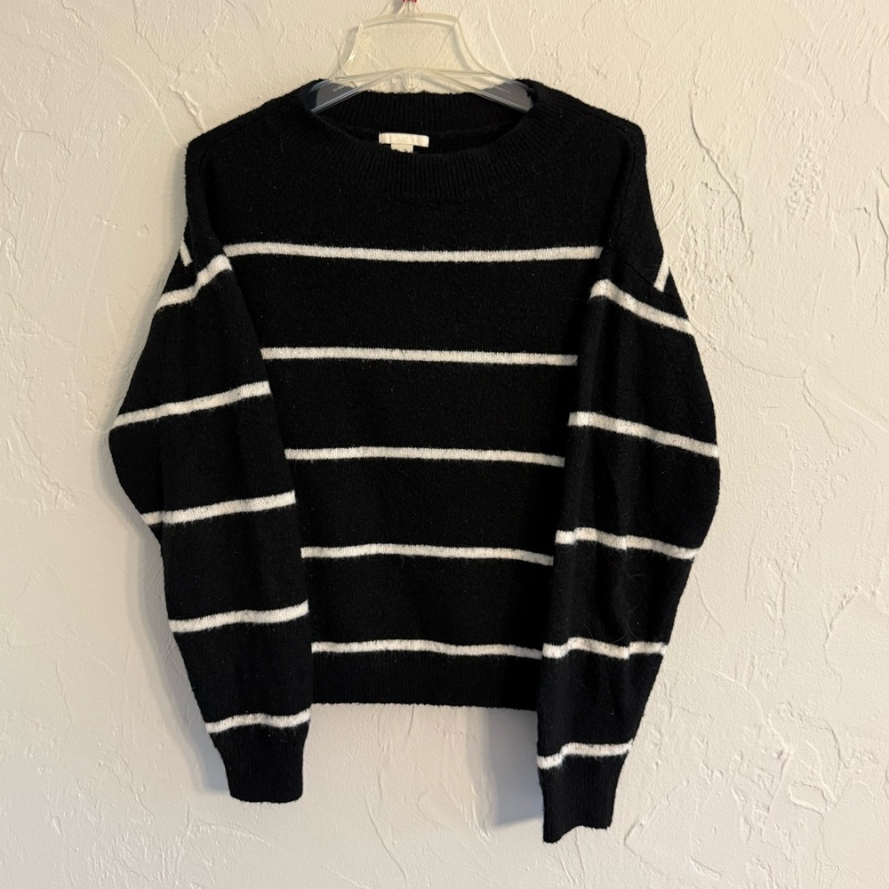H&M Women's Black and White Striped Crewneck Sweater